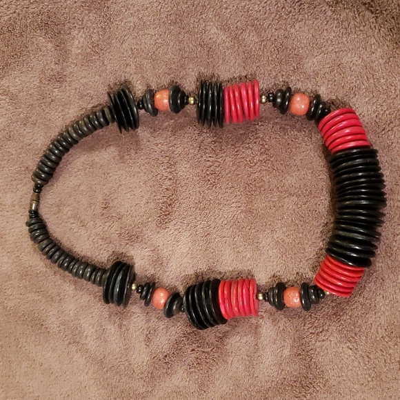 VINTAGE BLACK & RED CHUNKY WOOD NECKLACE - Picture 3 of 5